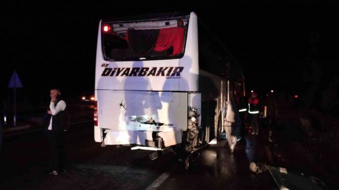 Yola Çıkan At Kazaya Neden Oldu, Bir Otomobil Ve İki Otobüsün Karıştığı Kazada 11 Kişi Yaralandı