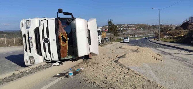 Sultangazi’de Tuz Yüklü Tır Yola Devrildi: 1 Yaralı
