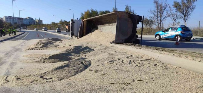 Sultangazi’de Tuz Yüklü Tır Yola Devrildi: 1 Yaralı