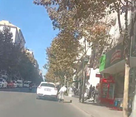 Arabanın Arkasında Patenle Yolculuk Kazaya Davetiye Çıkardı