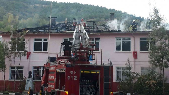 Öğrenciler Dersteyken Yangına Yakalandı