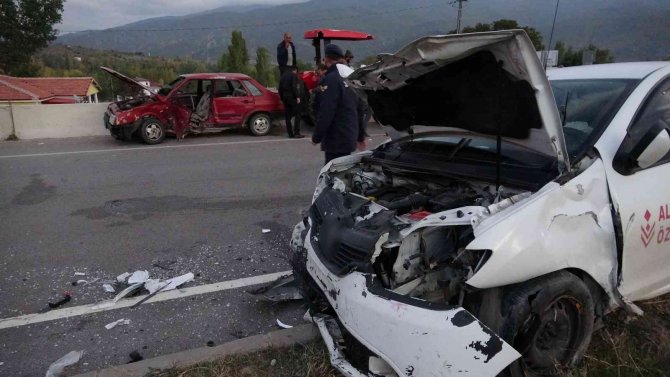 Tokat’ta İki Otomobil Çarpıştı: 1 Ölü, 2 Yaralı