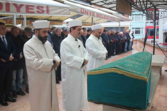 Tiyatro Sanatçısı Mustafa Karadeniz Son Yolculuğuna Uğurlandı