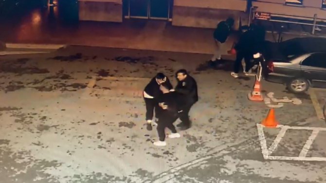 Hastane Önünde Güvenlik Görevlisine Silah Çekti, O Anlar Güvenlik Kamerasına Yansıdı