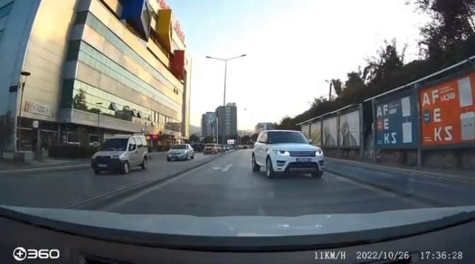 Trafikte Bu Sürücülerin Yaptıkları Görenler Şaştı Kaldı