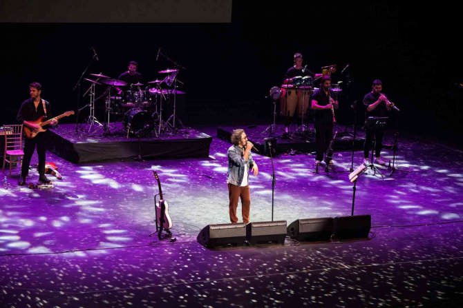 Şarkıcı Fettah Can Hatay’da Sahne Aldı