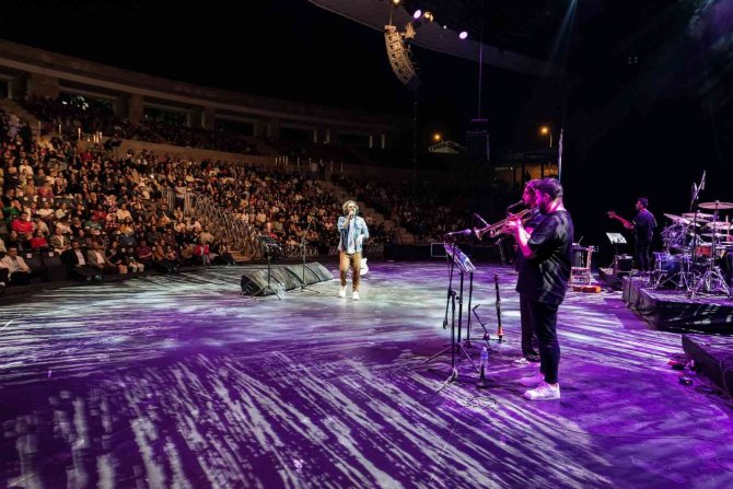 Şarkıcı Fettah Can Hatay’da Sahne Aldı