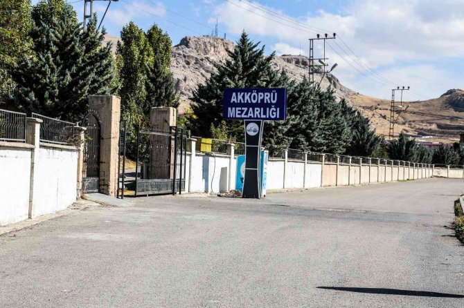 Van’daki Mezarlıkların İsim Tabelası Yenilendi