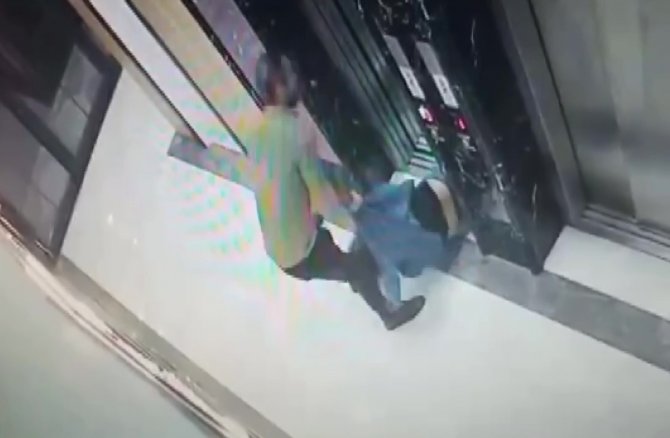 Pendik’te Baygınlık Geçiren Kadına Tekme Ve Yumruklarla Saldırı Kamerada