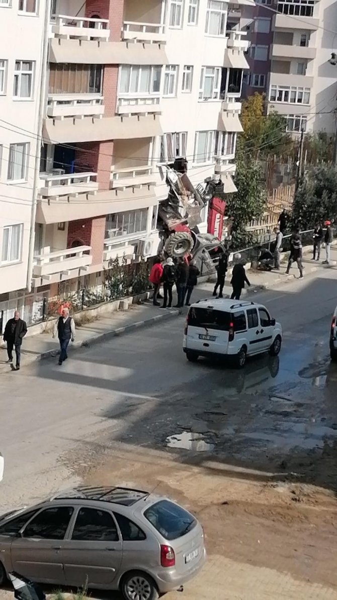 Yalova’da Kontrolden Çıkan İş Makinesi Apartmana Çarptı