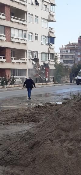 Yalova’da Kontrolden Çıkan İş Makinesi Apartmana Çarptı