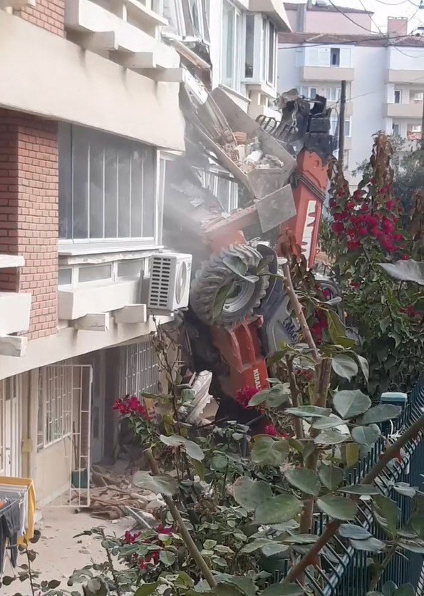 Yalova’da Kontrolden Çıkan İş Makinesi Apartmana Çarptı