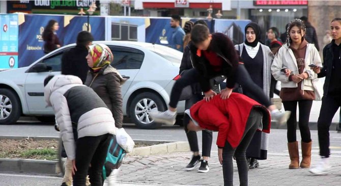 Yaya Geçidinde Tehlikeli Oyun: Birdirbir