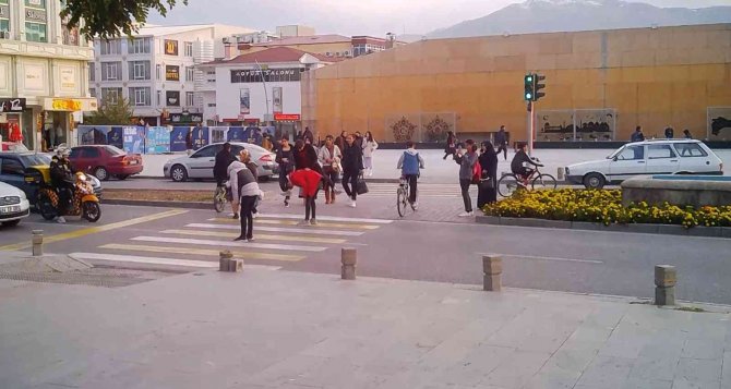 Yaya Geçidinde Tehlikeli Oyun: Birdirbir