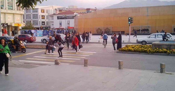 Yaya Geçidinde Tehlikeli Oyun: Birdirbir