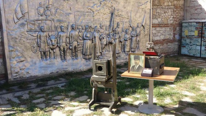 Tarihi Fotoğraf Makinesi Uşak Kent Müzesi’ne Hediye Edildi