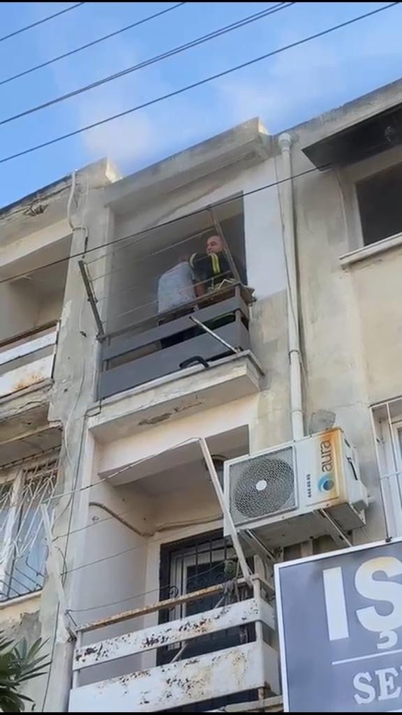 Yangında Mahsur Kalan Yaşlı Adamı İtfaiye Ekipleri Kurtardı