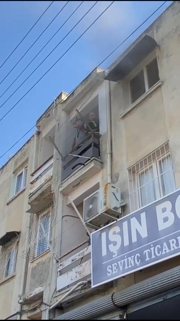Yangında Mahsur Kalan Yaşlı Adamı İtfaiye Ekipleri Kurtardı