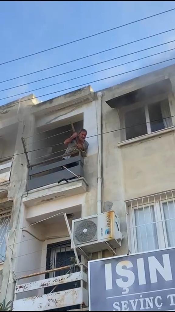 Yangında Mahsur Kalan Yaşlı Adamı İtfaiye Ekipleri Kurtardı