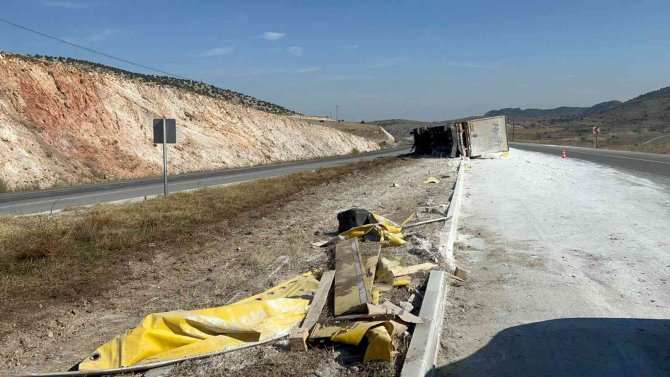 Nişasta Yüklü Tırın Devrildiği Kazada 1 Kişi Yaralandı