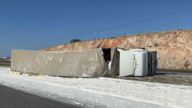 Nişasta Yüklü Tırın Devrildiği Kazada 1 Kişi Yaralandı