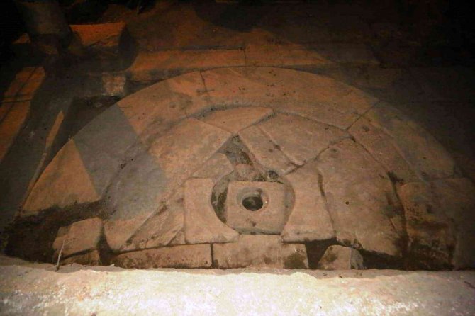 Aizanoi Antik Kenti’ndeki Kazılarda Çeşme, Ya Da Oturma Yeri Olduğu Düşünülen Bir Esere Ulaşıldı