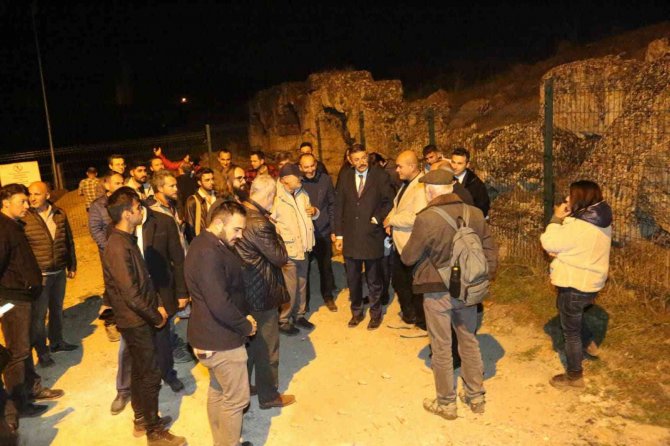 Aizanoi Antik Kenti’ndeki Kazılarda Çeşme, Ya Da Oturma Yeri Olduğu Düşünülen Bir Esere Ulaşıldı