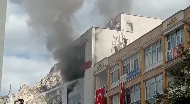 Amasya’da 5 Katlı İş Yerinde Yangın: Çatıda Mahsur Kalan 5 Çalışan Kurtarıldı