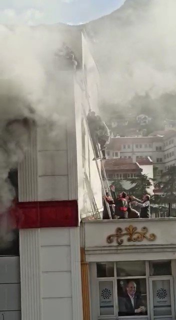 Yangında Mahsur Kalan 5 Kişinin Kurtarılma Anının Görüntüleri Ortaya Çıktı