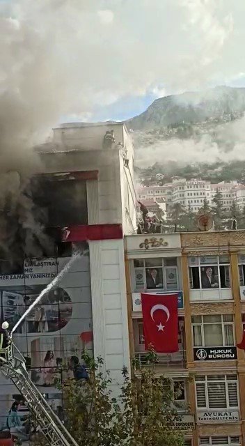 Yangında Mahsur Kalan 5 Kişinin Kurtarılma Anının Görüntüleri Ortaya Çıktı