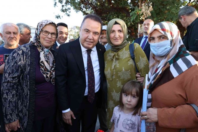 Akşener’den Başkan Böcek’e Övgü