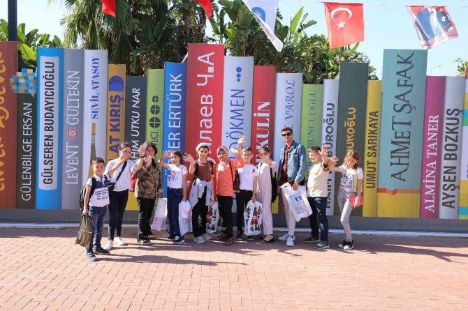 Antalya’da Kitap Coşkusu Sürüyor