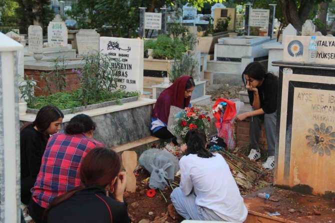 Öğretmeninin Evinde Ölü Bulunan Lise Öğrencisi, Doğum Gününde Mezarı Başında Anıldı