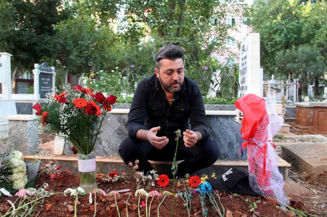 Öğretmeninin Evinde Ölü Bulunan Lise Öğrencisi, Doğum Gününde Mezarı Başında Anıldı