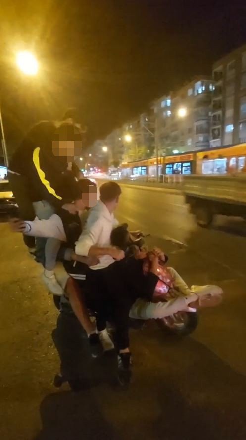 Elektrikli Bisiklete 6 Kişi Binip Yola Çıkmaya Çalıştılar, Hareketleriyle ’Pes’ Dedirttiler