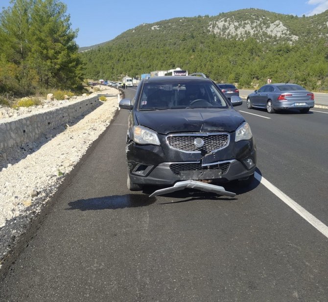 Antalya’da Trafik Kazası: 3 Yaralı