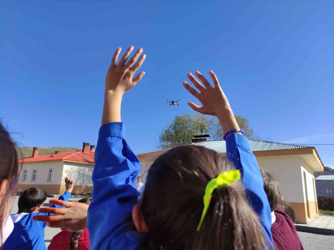 Dron İle İlk Tanışan Öğrencilerin Mutluluğu