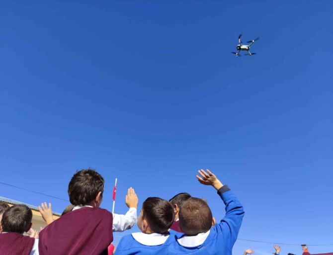 Dron İle İlk Tanışan Öğrencilerin Mutluluğu