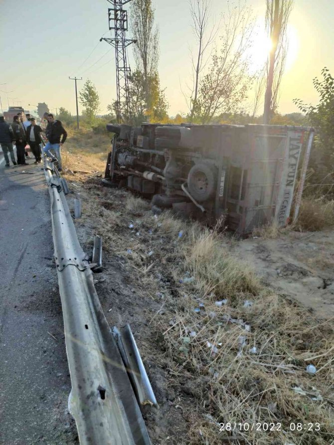 Domates Yüklü Kamyonet Otomobil İle Çarpıştı
