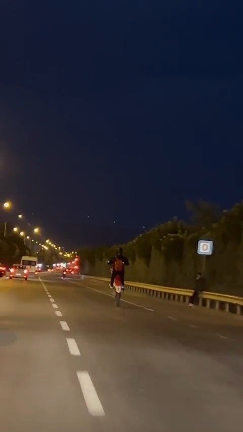 Tek Teker Giden Motosiklet Trafikte Tehlike Saçtı