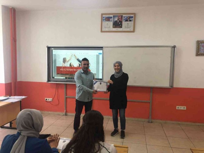 Burhaniye’de 185 Kişi Aile Okulu Eğitimini Tamamladı