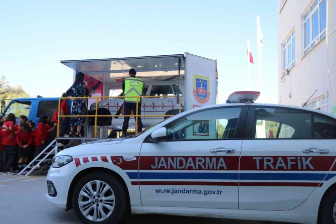 Bodrum’da Öğrencilere Uygulamalı Emniyet Kemeri Eğitimi Verildi