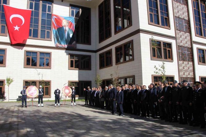 Bingöl’de 29 Ekim Kutlamaları Çelenk Sunma İle Başladı