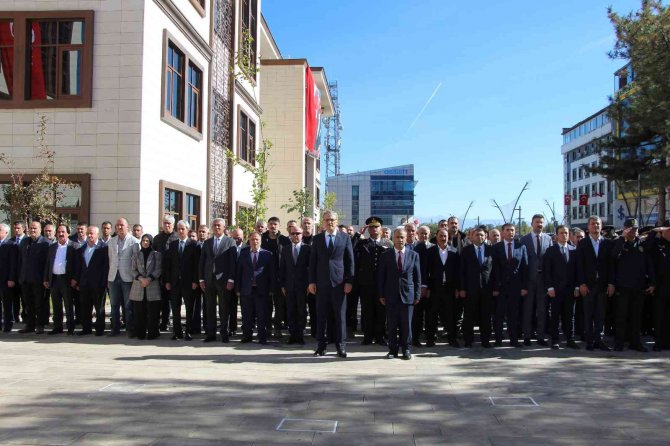 Bingöl’de 29 Ekim Kutlamaları Çelenk Sunma İle Başladı