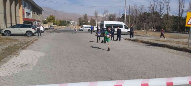 Tatvan’da ‘Cumhuriyet Koşusu’ Düzenlendi