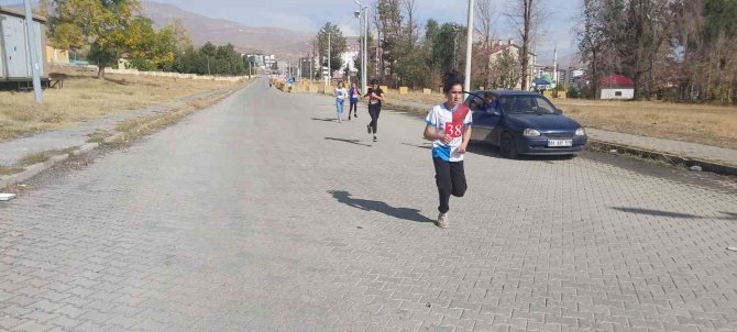 Tatvan’da ‘Cumhuriyet Koşusu’ Düzenlendi