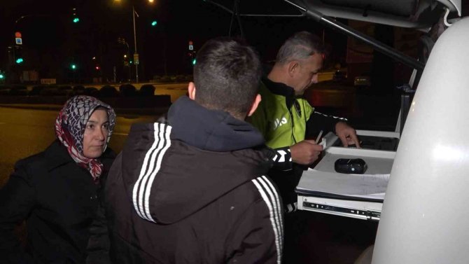 Kaza Yapan Sürücü Önce Ehliyetini Polise Verip Kaçtı, Ardından Geri Döndü Alkollü Çıktı