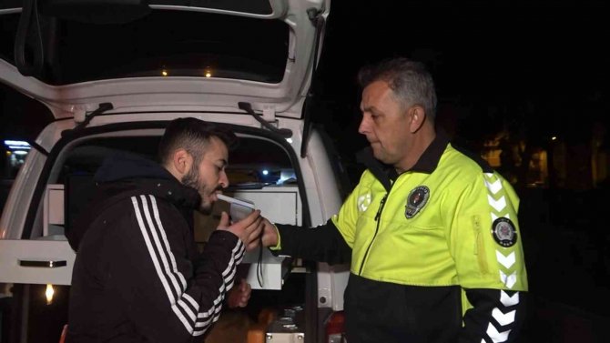 Kaza Yapan Sürücü Önce Ehliyetini Polise Verip Kaçtı, Ardından Geri Döndü Alkollü Çıktı