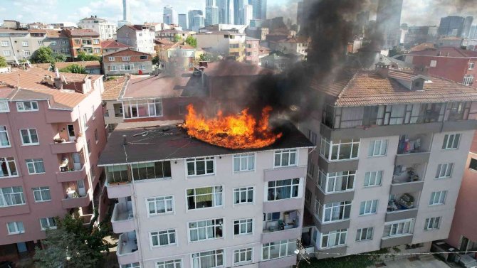 Ataşehir’de 4 Katlı Binanın Çatısı Alev Alev Yandı