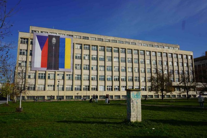 Çekya’da Bakanlık Binasına Putin’in Ceset Torbasında Fotoğrafı Asıldı